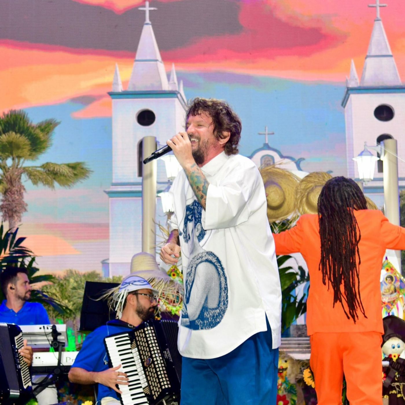 Saulo Fernandes leva clima junino a Paripe com show especial de São João
